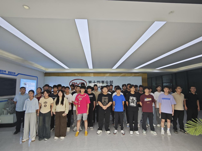 引領(lǐng)未來，驅(qū)動夢想——汽車工程學院2024級新生比亞迪參觀體驗活動紀實與策劃